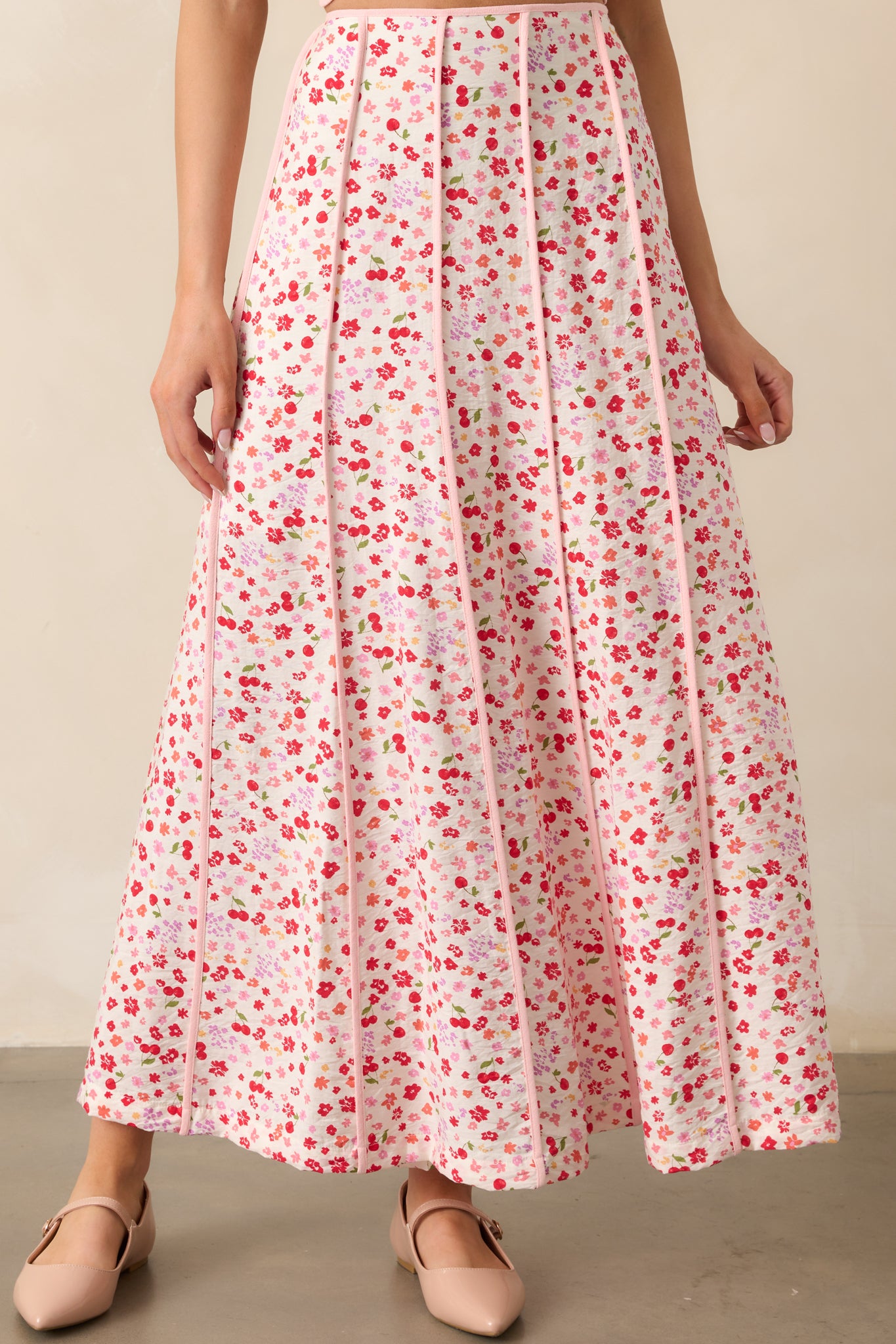 The floral and cherry print on this pink skirt adds a fresh, lively touch, while the pink hem detailing brings a delicate finishing touch.