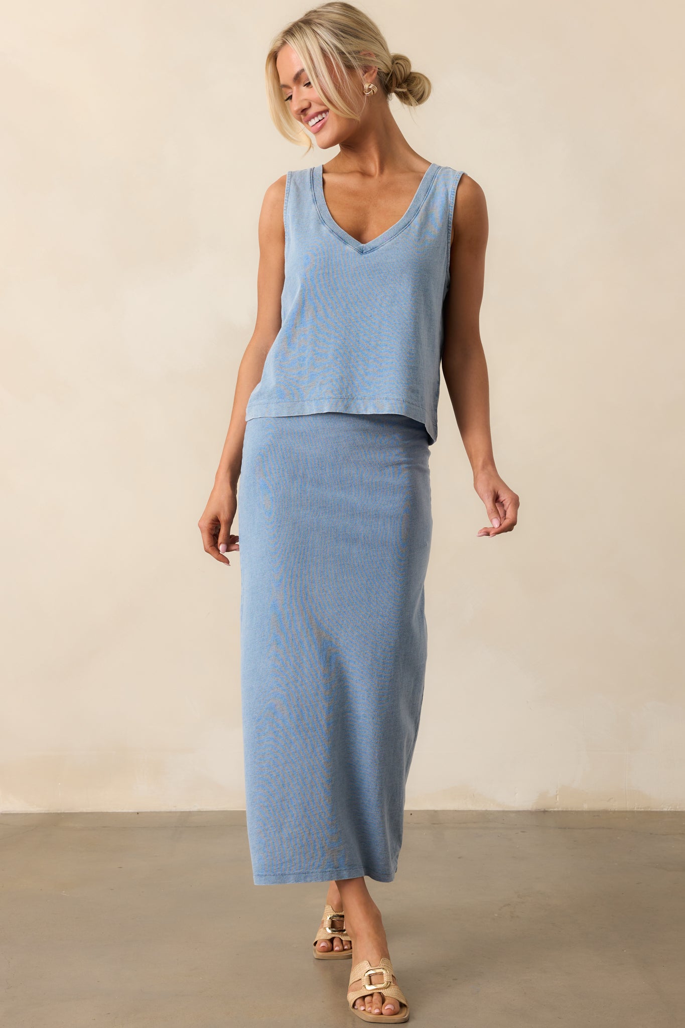 This indigo midi skirt features a mid-rise waist and a sleek, effortless silhouette.